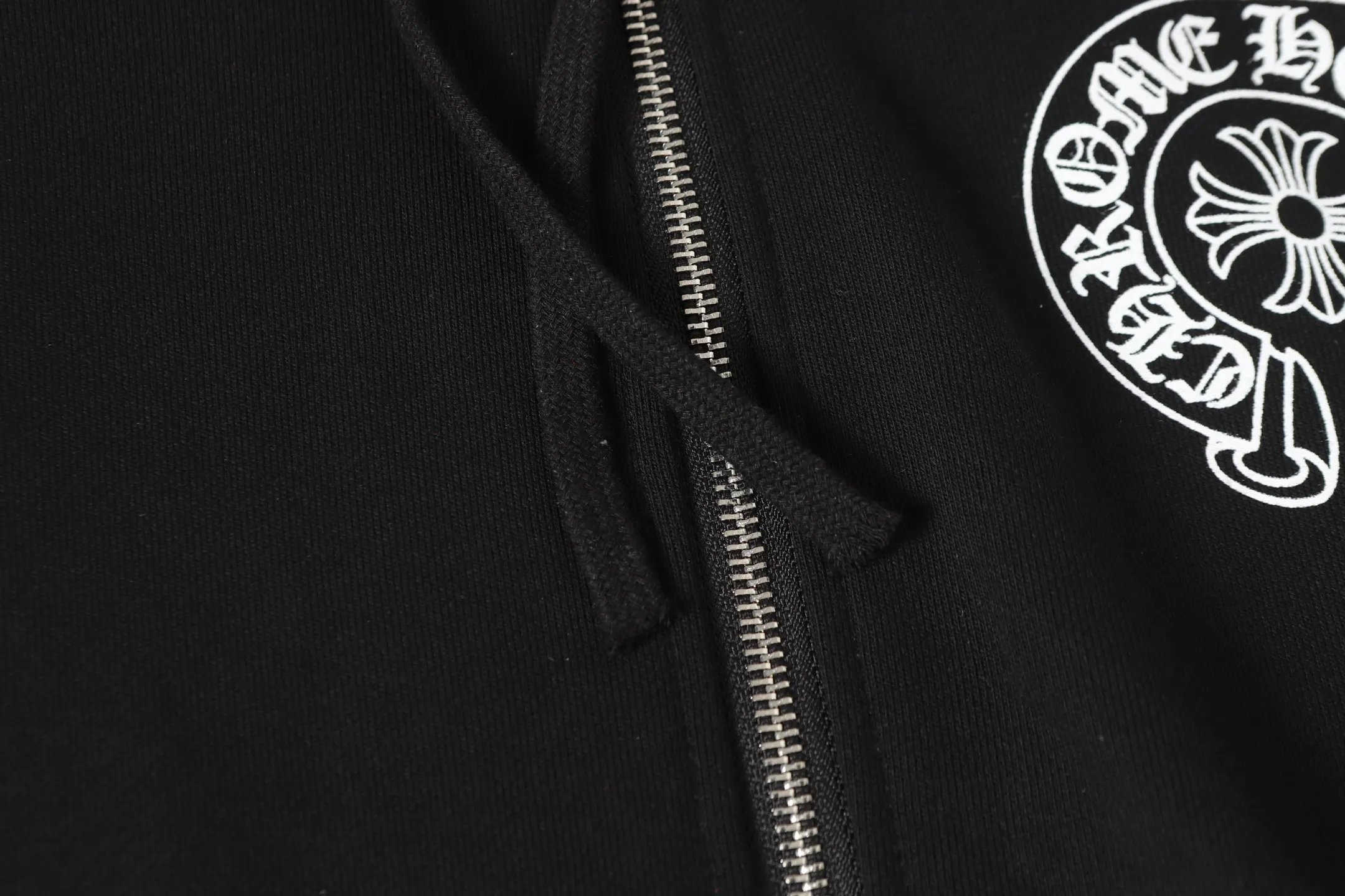 P240 Cross-border model, please do not place an order if you are pursuing quality -Chrome Hearts/Chrome Hearts Horseshoe Sanskrit flower arm printed zipper sweatshirt cardigan jacket -High weight, high density and high quality. The wool is soft, delicate and skin-friendly. It feels soft and silky. It has excellent warmth and skin-friendly properties. -Size: S M L XL